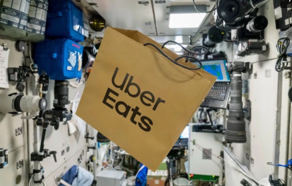 قامت Uber Eats بأول توصيل للطعام إلى الفضاء في عطلة نهاية هذا الأسبوع