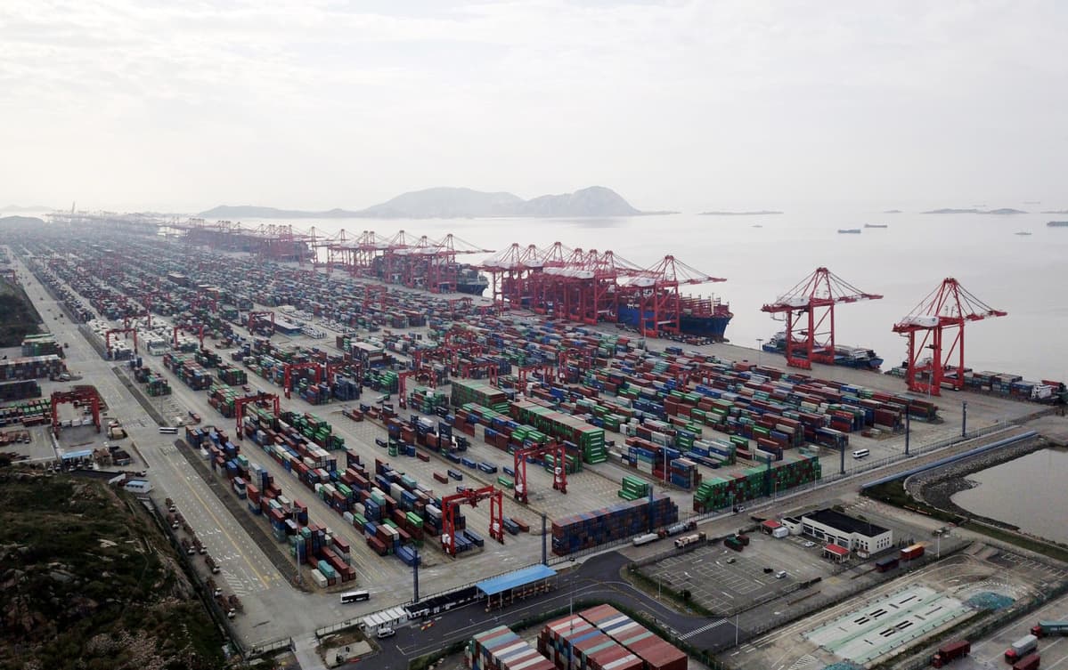 يواصل ميناء شنغهاي المرتبة الأولى في إنتاجية الحاويات في جميع أنحاء العالم